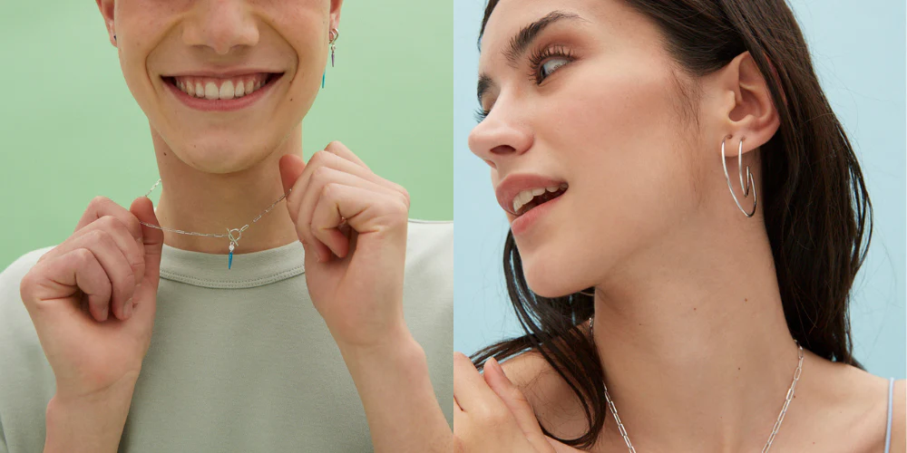 Imagen de modelos con joyería de plata.
